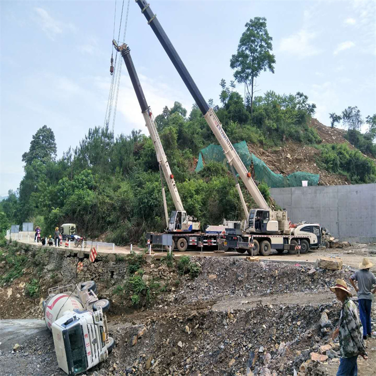 大方汽车掉沟里叫吊车救援要多少钱